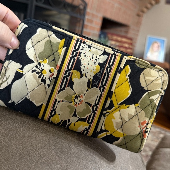 Vera Bradley Zip Around Wallet! Like New! Beautiful Dogwoods!🌸🌸🌸 - Picture 2 of 4